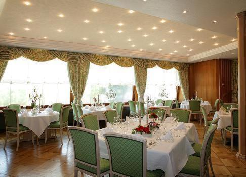 Hotel-Restaurant Arneggers Adler Tiefenbronn Exterior foto